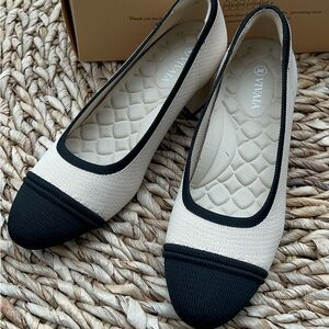 Women's Cream and Black Flats